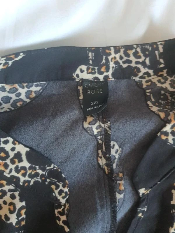 Vestido preto com estampa de crânios em padrão leopardo 46 - 3XL – photo 10